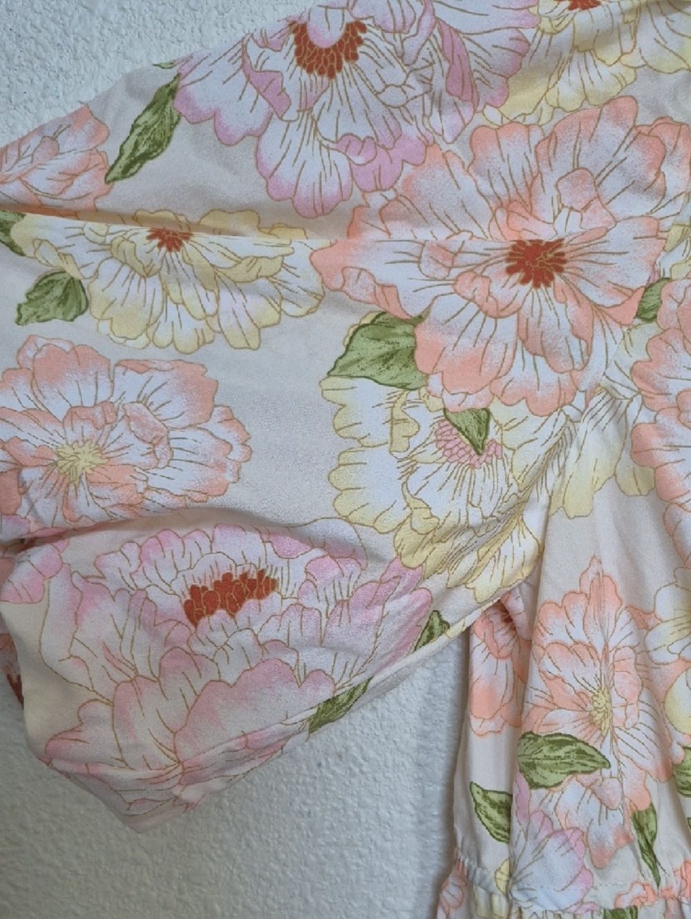 Floral V-Neck Summer Dress in Peach and Cream - Picture 5 of 7
